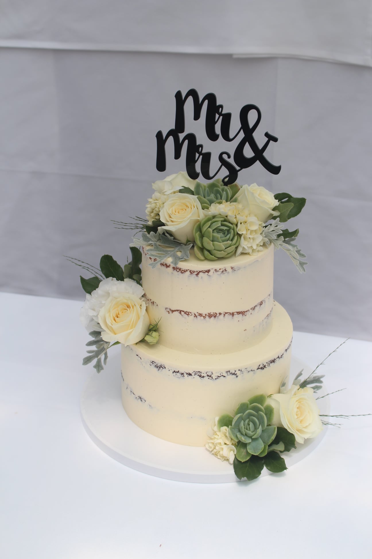 Mr&Mrs cake topper